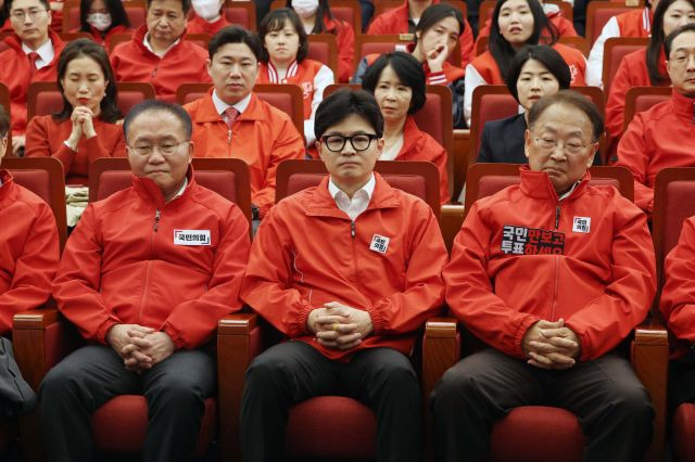 국민의힘 한동훈 총괄선대위원장과 윤재옥 공동선대위원장 등이 10일 서울 여의도 국회도서관에 마련된 국민의힘 제22대 국회의원선거 개표상황실에서 출구조사 결과를 시청하고 있다.  연합뉴스