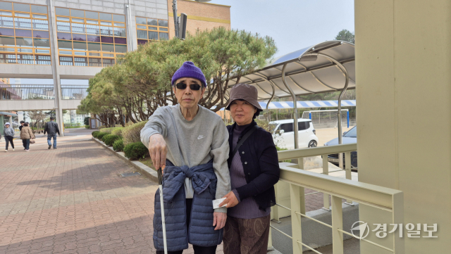 시각장애인 박철영씨(가명)가 아내와 함께 소중한 한 표를 행사하기 위해 투표소를 찾았다. 이대현기자