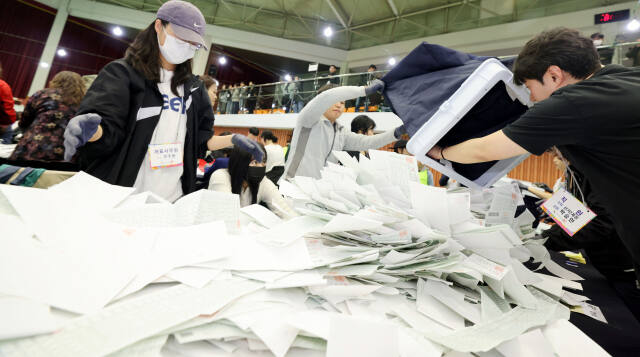 제 22대 국회의원선거일인 10일 인천 계양구 경인교육대학교 체육관 개표소에서 투표사무원들이 개표작업을 하고 있다. 조병석기자