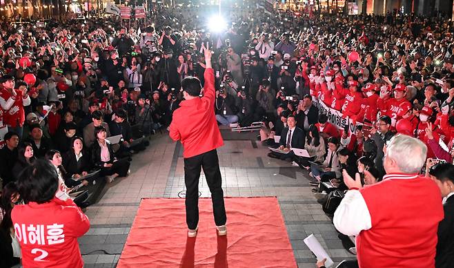 한동훈 국민의힘 비상대책위원장이 9일 저녁 서울 청계광장서 열린 파이널 유세에서 시민들에게 지지를 호소하는 모습. [이승환 기자]