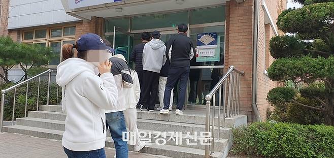 10일 오전 인천시 계양구 서운중학교에 설치된 작전서운동 제4투표소에서 유권자들이 투표를 하기 위해 줄을 서고 있다. 지홍구기자