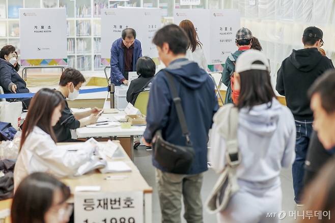 제22대 국회의원선거 투표일인 10일 서울 강동구 고분다리 전통시장 내 북까페 도서관 '다독다독'에 마련된 천호3동 제4투표소에서 유권자들이 투표를 하고 있다. /사진=뉴스1