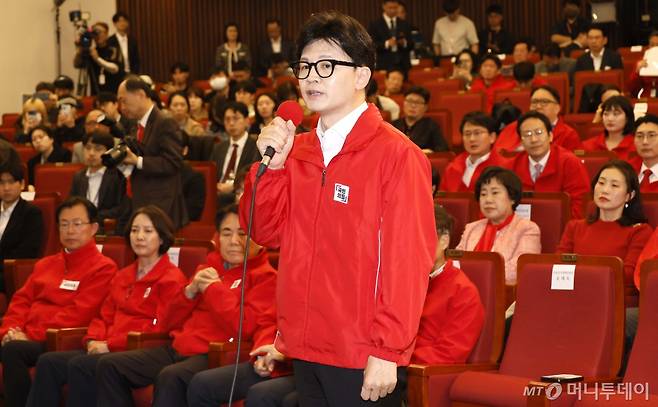 (서울=뉴스1) 구윤성 = 한동훈 국민의힘 비상대책위원장을 비롯한 당직자들이 10일 국회 도서관에 마련된 국회의원선거 개표상황실에서 개표 예측 결과를 보고난 뒤 발언하고 있다. (공동취재) 2024.4.10/뉴스1  Copyright (C) 뉴스1. All rights reserved. 무단 전재 및 재배포,  AI학습 이용 금지. /사진=(서울=뉴스1)  ,송원영 기자