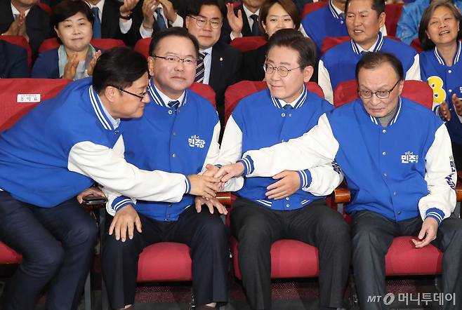 [서울=뉴시스] 이영환 기자 = 이재명 더불어민주당 대표와 이해찬,김부겸 상임공동선거대책위원장, 홍익표 원내대표가 10일 오후 서울 여의도 국회 의원회관에 마련된 제22대 국회의원선거 개표 상황실에서 손을 맞잡고 있다. (공동취재) 2024.04.10. photo@newsis.com /사진=