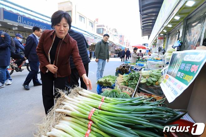 농림축산식품부가 농산물 납품단가 지원 사업을 확대하기로 했다. 이에 따라 대파는 최대 49.5%까지 저렴해진다. 송미령 농림축산식품부 장관이 서울 양천구 신영시장을 방문해 대파 가격을 살펴보고 있다. /사진=뉴스1