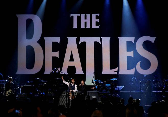 비틀즈는 대중문화적으로 큰 변화를 일으켰다. 사진은 지난해 12월 미국 LA에서 공연하고 있는 폴 매카트니와 링고 스타의 모습. /사진= 로이터