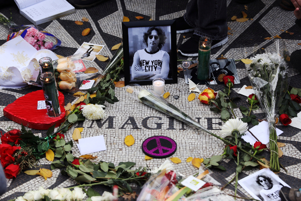 비틀즈가 인공지능으로 존 레논의 목소리를 복원해 마지막 노래를 냈다. 사진은 지난 2016년 12월 미국 뉴욕에서 존 레논 사망 36주기를 맞아 그를 추모하고 있는 모습. /사진= 로이터