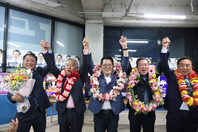 10일 실시된 총선에서 전남 해남·완도·진도 선거구에서 당선된 민주당 박지원 후보가 지지자들과 환호하고 있다. / 사진=박지원 후보 선거사무소