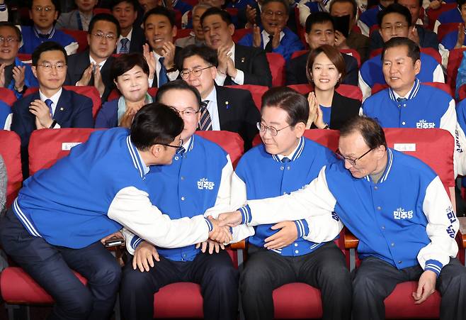 더불어민주당 이재명 대표, 이해찬·김부겸 상임공동선거대책위원장, 홍익표 공동선대위원장이 10일 오후 서울 영등포구 여의도 국회 의원회관에 마련된 제22대 국회의원선거(총선) 민주당 개표 상황실에서 방송사 출구조사 결과를 지켜보며 악수를 나누고 있다.[연합]