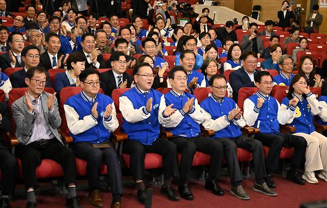 이재명 더불어민주당 대표와 홍익표 원내대표등 당 관계자들이 10일 오후 서울 여의도 국회 의원회관에 마련된 제22대 국회의원선거 개표상황실에서 출구조사 결과를 보며 환호하고 있다. [연합]