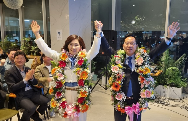 '순천갑' 민주당 김문수 후보가 10일 밤 당선이 유력시되자 부인과 함께 환호하고 있다.