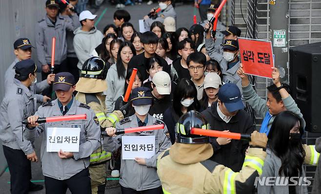 [서울=뉴시스] 김선웅 기자 = 지난해 서울시가 광진구 건대입구역 인근 건대맛의거리에서 다중운집 상황 발생을 가정한 인파감지 시스템 활용 인파밀집 예방 합동 훈련을 진행하고 있는 모습. 2023.10.25. mangusta@newsis.com