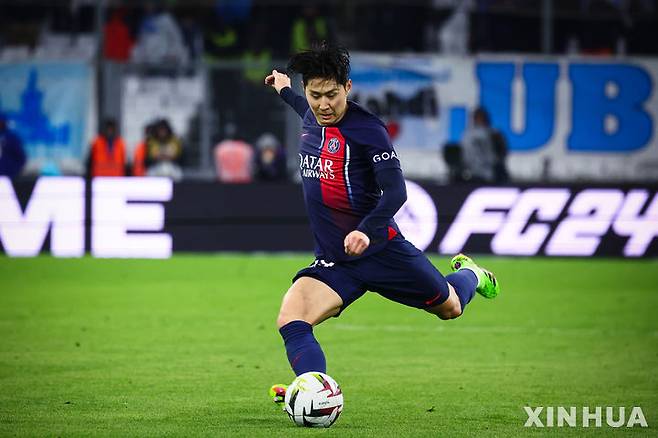 [마르세유=신화/뉴시스] 파리 생제르맹(PSG)의 이강인(19)이 지난달 31일(현지시각) 프랑스 마르세유의 오렌지 벨로드롬에서 열린 2023-24 프랑스 프로축구 리그1 27라운드 마르세유와 경기하고 있다. 이강인은 후반 교체 출전했고 전반 40분 루카스 베랄두의 퇴장으로 10명이 싸운 PSG는 2-0으로 승리했다. 2024.04.01.