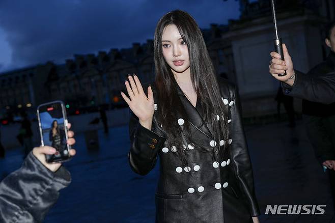 [파리=AP/뉴시스] 그룹 뉴진스의 혜인이 5일(현지시각) 프랑스 파리에서 열리는 루이비통 2024-25 추동복 컬렉션에 도착해 인사하고 있다. 혜인은 루이비통 홍보대사로 활동하고 있다. 2024.03.06.