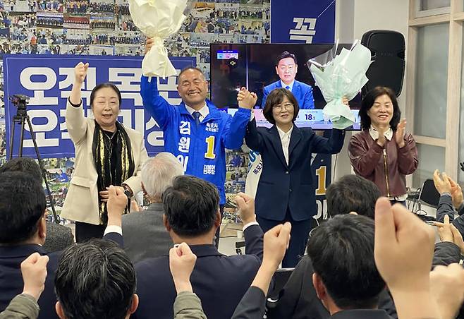 [목포=뉴시스] 10일 실시된 4·15 총선에서 전남 목포 선거구에서 당선된 민주당 김원이 후보가 지지자들과 환호하고 있다. (사진=김원이 후보 선거사무소 제공) 2024.04.10. photo@newsis.com *재판매 및 DB 금지