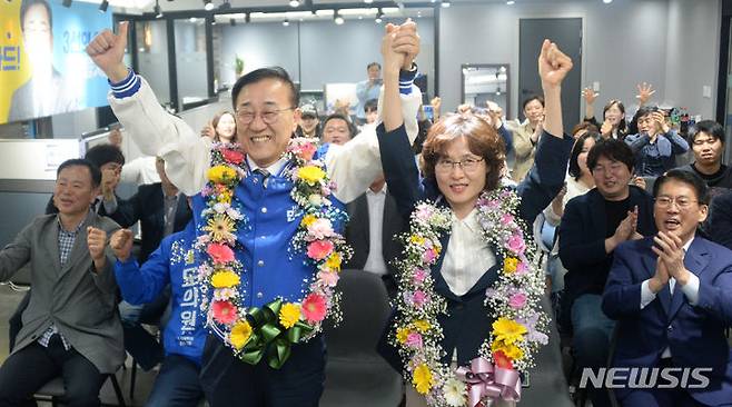 [전주=뉴시스] 김얼 기자 = 김윤덕 더불어민주당 전북 전주시 갑선거구 국회의원 후보가 10일 전북 전주시 김윤덕 후보 선거사무소에서 당선이 확실시 되자 지지자들과 함께 기뻐하고 있다. 2024.04.10. pmkeul@newsis.com