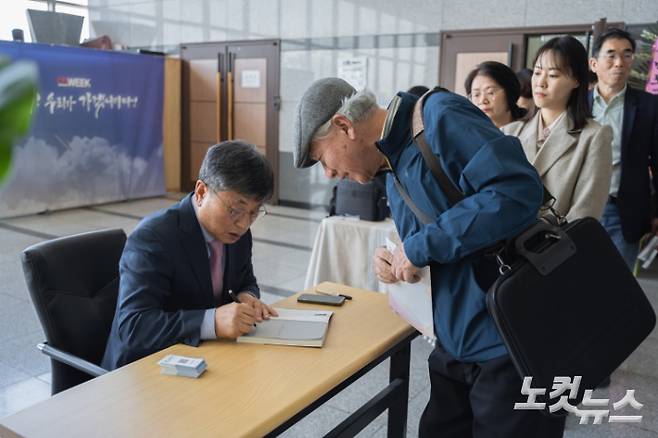 강대흥 선교사는 "팀 사역에서 무엇보다 중요한 점은 리더십의 희생과 솔선 수범 정신"이라고 강조했다. 이어 "선교사들이 현장에서 제각각 독불장군이나 소외된 독립군이 되는 것이 아니라, 선배는 후배를 돌보고 이끌며, 후배는 선배의 도움을 통해 더 나은 사역을 해나갈 수 있는 구조를 만들고 실행해야 한다"고 말했다.