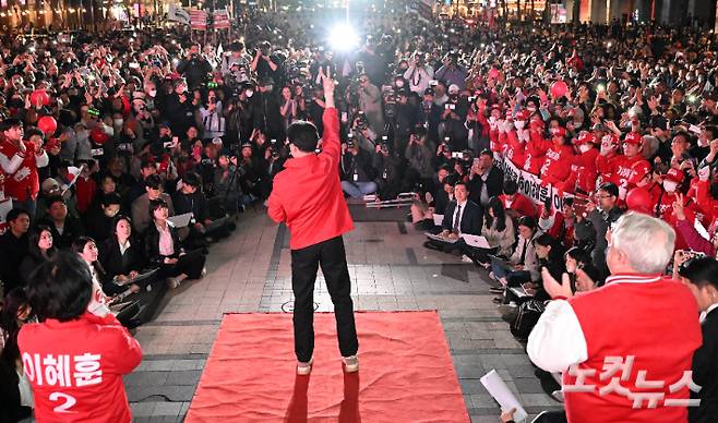 국민의힘 한동훈 총괄선거대책위원장이 9일 오후 서울 중구 청계광장에서 총선 파이널 유세를 갖고 지지를 호소하고 있다. 황진환 기자