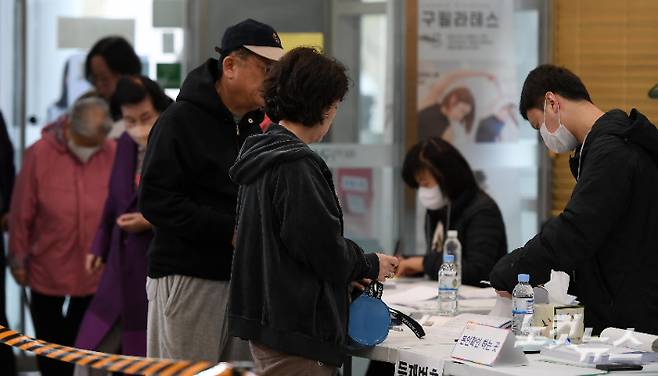제22대 국회의원 선거일인 10일 오전 서울특별시 광진구 광진문화예술회관에 마련된 자양3동 제7투표소에서 유권자들이 소중한 한 표를 행사하고 있다. 박종민 기자