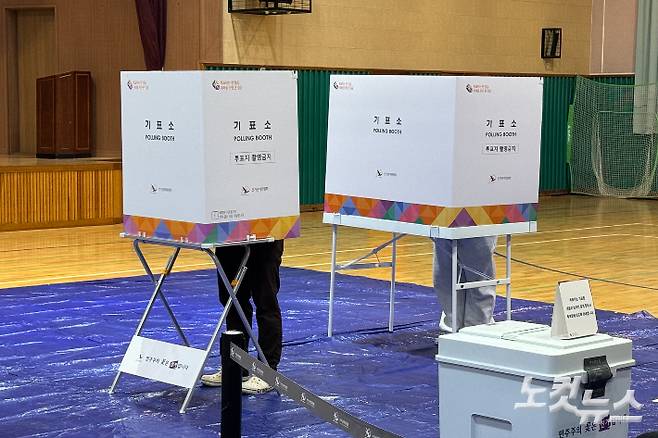 22대 총선 본투표소가 마련된 광주 서구 상무고등학교에 10일 오전 6시 유권자들이 기표소에서 투표를 하고 있다. 김수진 기자