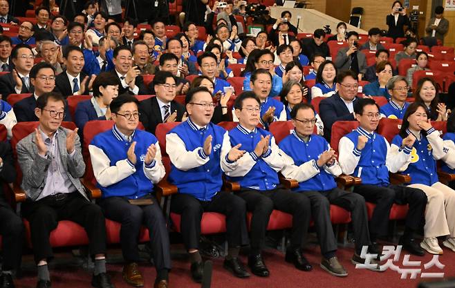 이재명 더불어민주당 상임공동선대위원장과 참석자들이 10일 국회 의원회관 대회의실에 마련된  재22대 국회의원선거 개표 상황실에서 방송3사 출구조사 결과 압승 전망이 발표되자 박수치고 있다. 윤창원 기자