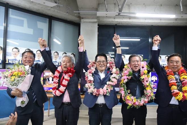 전남 해남·완도·진도 선거구에서 당선이 확정된 박지원 후보가 자신의 선거 사무실에서 지지자들과 당선을 축하하고 있다. 박 당선인 측 제공