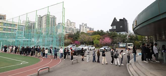 제22대 국회의원선거일인 10일 서울 강남구 언주중학교에 마련된 삼성2동제3투표소에 투표를 하기 위한 시민들이 길게 줄을 서고 있다. 세계일보 남정탁 기자