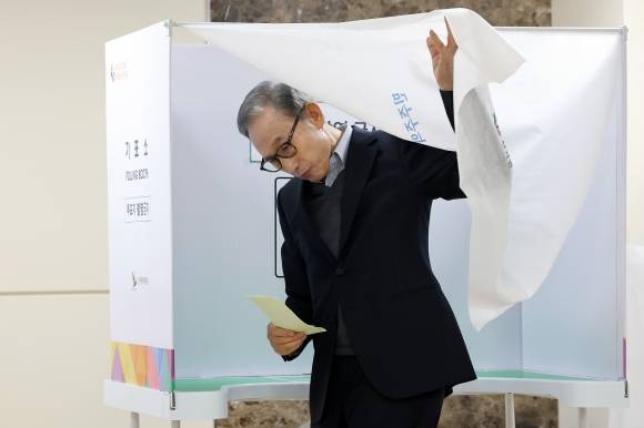 기표소에서 나오는 이명박 전 대통령 - 이명박 전 대통령이 제22대 국회의원선거일인 10일 오전 서울 국민연금공단서울남부지역본부에 마련된 논현1동제3투표소에서 투표를 하고 있다. 2024.4.10 공동취재