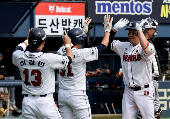 두산 베어스 양의지가 10일 서울 잠실야구장에서 열린 2024 KBO리그 정규시즌 한화 이글스와의 홈 경기에서 3점 홈런을 치고 동료들과 기뻐하고 있다. 뉴스1