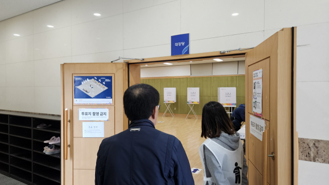 10일 오전 영등포본동 주민센터를 방문한 유권자가 자신의 차례를 기다리고 있다. 채민석 기자