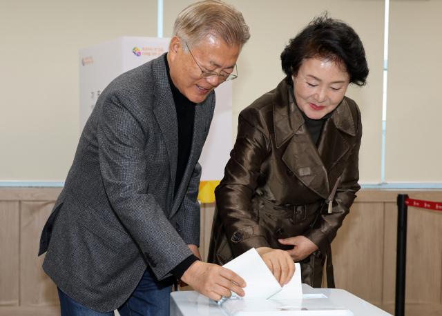 문재인 전 대통령과 부인 김정숙 여사가 5일 오전 경남 양산시 하북면주민자치센터에 마련된 제22대 총선 사전투표소에서 투표하고 있다. 연합뉴스