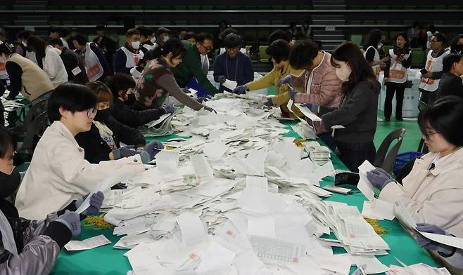 제22대 국회의원 선거일인 10일 오후 울산시 남구 문수체육관에 마련된 개표소에서 개표 작업이 이뤄지고 있다. ⓒ연합뉴스