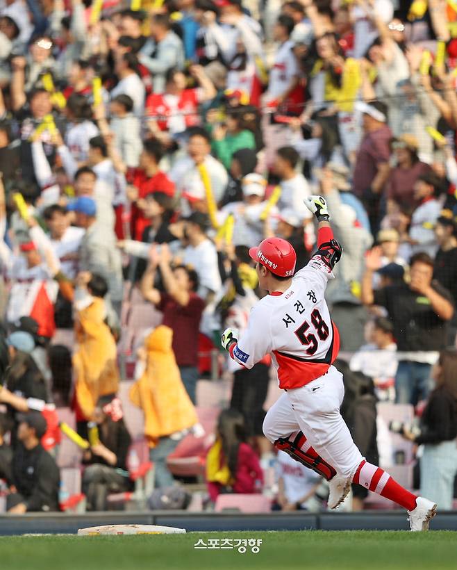 KIA 서건창이 10일 만원관중이 들어찬 광주-기아챔피언스필드에서 LG를 상대로 8회말 동점 2루타를 때린 뒤 환호하고 베이스를 밟고 있다. KIA 타이거즈 제공