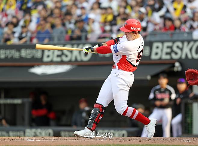 KIA 서건창이 10일 광주-기아챔피언스필드에서 열린 LG전에서 8회말 동점 2루타를 때리고 있다. KIA 타이거즈 제공