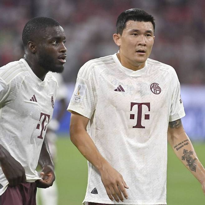 ▲ 김민재는 이적 반년 만에 독일 분데스리가 전반기 베스트 멤버에 들며 '카이저(황제)'라는 별명을 가지게 됐지만 후반기에 흐름이 바뀌었다. 아시아축구연맹(AFC) 아시안컵 차출로 중앙 수비 뎁스가 얇아지자 토트넘에서 기회를 잃은 에릭 다이어를 영입했다. 우파메카노와 묶인 김민재는 자연스럽게 벤치에 앉게 됐다. 하지만 독일 매체 '스포르트 빌트'는 "김민재가 로테이션 멤버로 전락했지만 바이에른 뮌헨에서 편안함을 느끼고 있다. 김민재는 다음 시즌 새로운 감독 밑에서 다시 주전 자리를 되찾을 각오다. 올여름 이적은 김민재에게 중요한 사안이 아니다"라고 보도했다