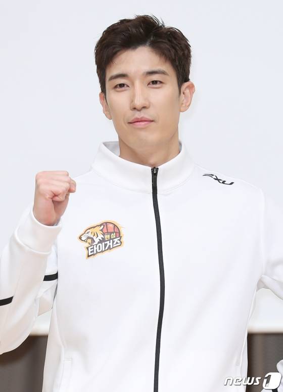 (서울=뉴스1) 김진환 기자 = 배우 강경준이 9일 오후 서울 양천구 목동 SBS에서 열린 ‘진짜 농구, 핸섬타이거즈’ 제작발표회에 참석해 포즈를 취하고 있다.   ‘진짜 농구, 핸섬타이거즈’는 농구 코트에서 벌어지는 진정성 있는 이야기를 그리는 리얼 농구 예능으로 서장훈이 감독을 맡고 레드벨벳 조이가 매니저, 배우 이상윤, 서지석, 강경준, 아스트로 차은우, 가수 유선호, 쇼리, 배우 문수인, 이태선, 줄리엔 강이 선수단으로 합류했다. 2020.1.9/뉴스1