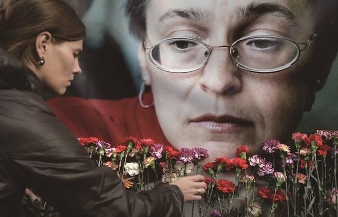 탐사 기자였던 안나 폴릿콥스카야는 체첸에 잠입해 푸틴이 저지르는 전쟁의 실태를 고발했다. 사진은 2009년 이뤄진 안나 폴릿콥스카야의 추모제.[사진=AP 통신]