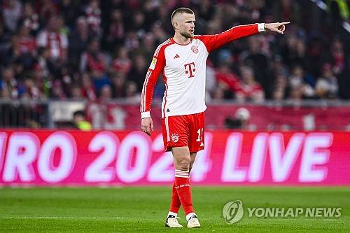 토트넘 홋스퍼에서 쫓겨나 바이에른 뮌헨에 자리를 잡은 에릭 다이어가 느닷없이 안지 포스테코글루 감독을 저격했다. 영국 데일리메일에 따르면 다이어는 9일 자국 레전드 개리 네빌과의 인터뷰에서 포스테코글루가 훈련 중 어떠한 전술적 작업도 하지 않는다고 비판했다. 반면, 지난해 3월 많은 비판 속에 지휘봉을 내려놨던 안토니오 콘테 전 감독에 대해서는 호평을 남겼다. 연합뉴스