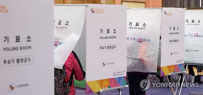 22대 총선 본투표 (창원=연합뉴스) 김동민 기자 = 제22대 국회의원 선거(총선)일인 10일 오전 경남 창원시 성산구 신월초등학교 체육관 1층에 마련된 용지동 제5호 투표소에서 유권자가 선거에 참여하고 있다. 2024.4.10 image@yna.co.kr