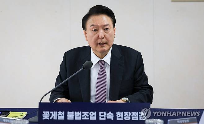 윤석열 대통령, 꽃게철 불법조업 단속 현장점검 (서울=연합뉴스) 진성철 기자 = 윤석열 대통령이 9일 인천시 해경전용부두에 정박 중인 해경 3005함에서 열린 꽃게철 불법조업 단속 현장 점검에서 모두발언하고 있다.   2024.4.9  [대통령실 제공. 재판매 및 DB 금지] zjin@yna.co.kr