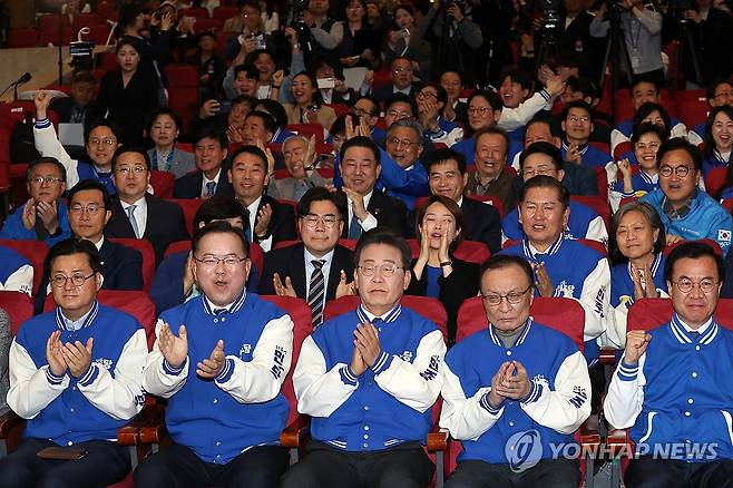 환호하는 민주당 지도부 (서울=연합뉴스) 신준희 기자 = 더불어민주당 이재명 대표, 이해찬·김부겸 상임공동선거대책위원장, 홍익표 원내대표 등 당 지도부가 10일 오후 서울 영등포구 여의도 국회 의원회관에 마련된 제22대 국회의원선거(총선) 민주당 개표 상황실에서 개표방송을 보며 박수치고 있다. 2024.4.10 [국회사진기자단] hama@yna.co.kr