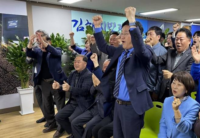 출구조사 결과에 환호하는 김해을 더불어민주당 김정호 후보(앞줄 오른쪽 두 번째) [촬영 이정훈]