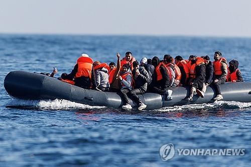 소형 보트를 타고 영불 해협을 건너는 이주민들 [EPA 연합뉴스 자료사진]