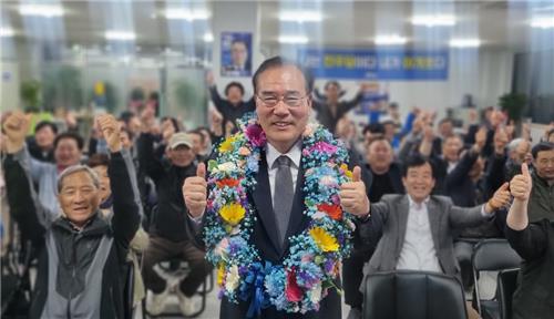 환호하는 이개호 당선인 [이개호 후보 사무실 제공.재판매 및 DB금지]