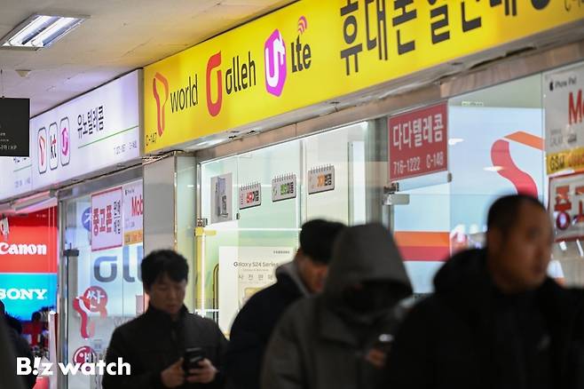 서울 시내의 한 휴대전화 대리점 앞으로 사람들이 지나가고 있다. / 사진=이명근 기자 qwe123@