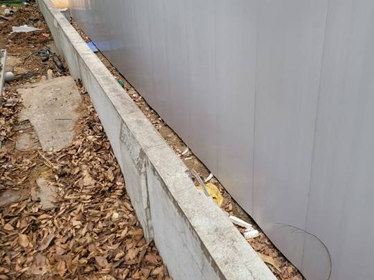 남성이 숨어 있던 아파트 화단 옆 틈새