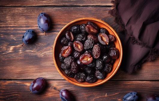 프룬은 서양 자두를 말린 것이다ㅣ출처: 미드저니