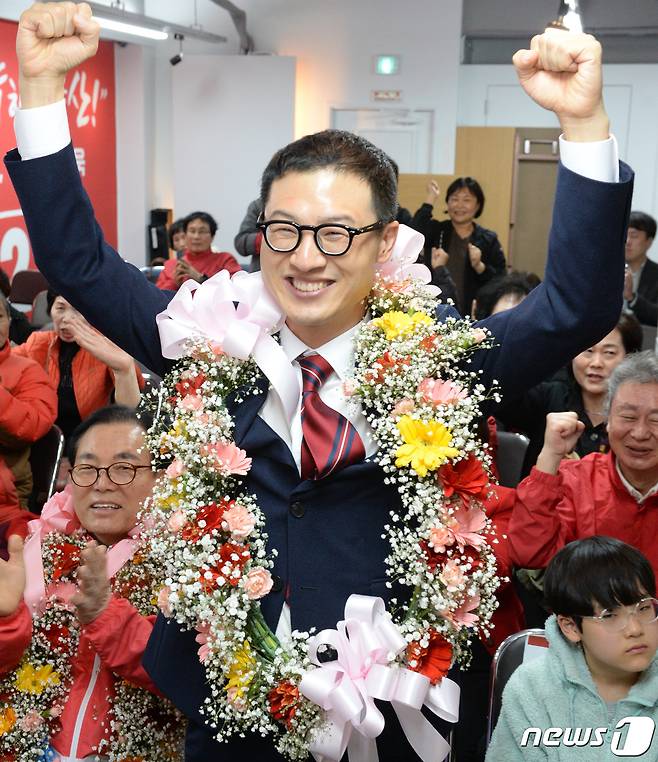 10일 제22대 국회의원 선거에 출마한 국민의힘 김상욱 울산 남구갑 후보가 자신의 선거사무소에서 당선이 확실시되자 꽃목걸이를 목에 걸고 환호하고 있다. (공동취재) 2024.4.10/뉴스1