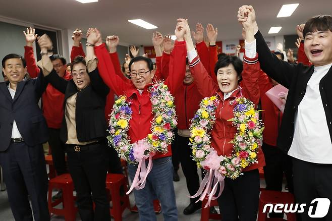 국민의힘 이종배 당선인이 지지자들과 함께 축하 세레모니를 펼치고 있다.2024.4.11/뉴스1