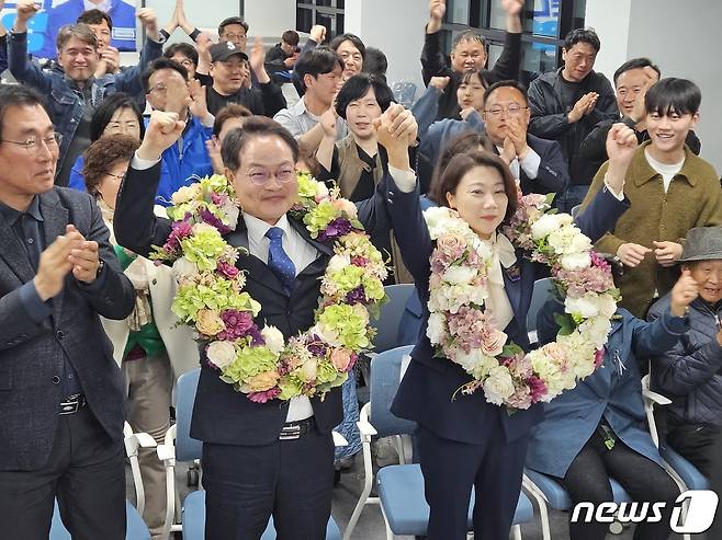 춘천 갑에 출마한 더불어민주당 허영 후보가 11일 새벽 민주당 강원도당에서 당선 축하 세리머니를 하고 있다.2024.4.11. 한귀섭 기자